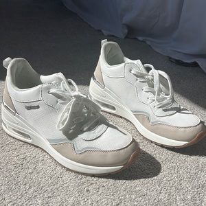 White Skechers. Size 9.5. Good Condition!